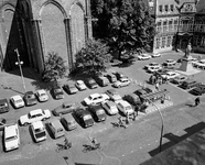 856079 Overzicht van het Domplein te Utrecht, vanaf de Domtoren, met geparkeerde auto's en rechts het standbeeld van ...